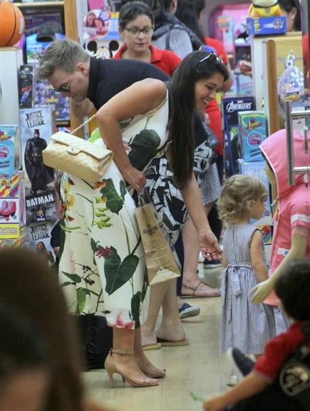 Thaís Fersoza e Michel Teló levam os filhos ao shopping