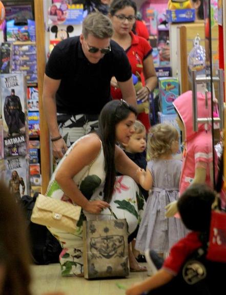 Thaís Fersoza e Michel Teló levam os filhos ao shopping