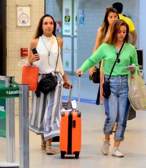 Maria Maya e Laryssa Ayres no aeroporto