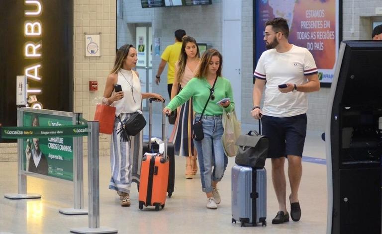 Maria Maya e Laryssa Ayres no aeroporto