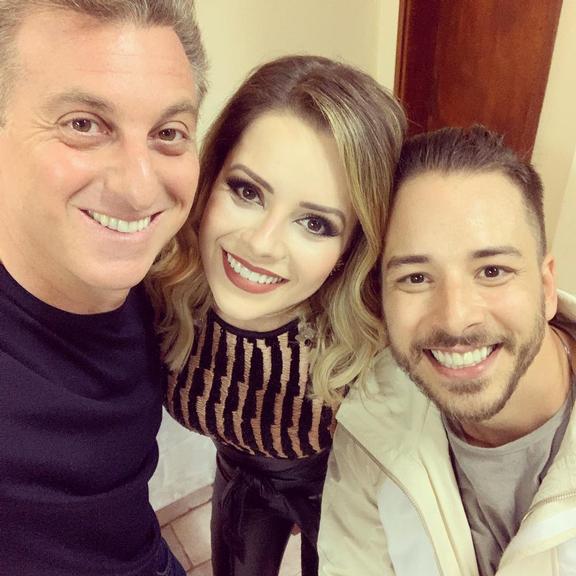 Elenco da série 'Sandy e Junior' se reencontra em programa