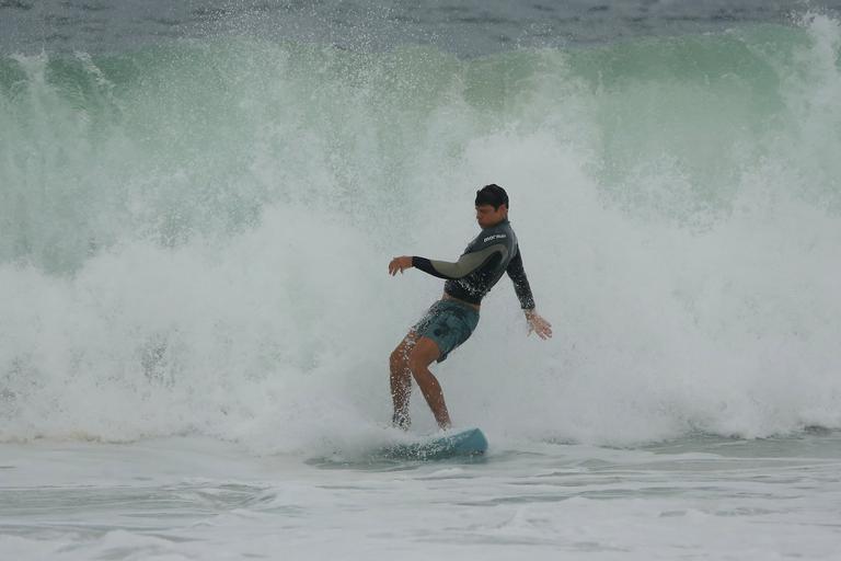 Cauã Reymond surfando no Rio de Janeiro