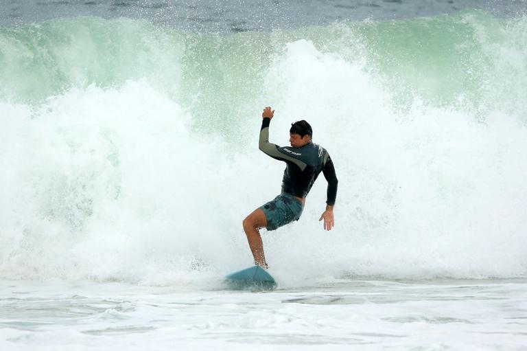 Cauã Reymond surfando no Rio de Janeiro