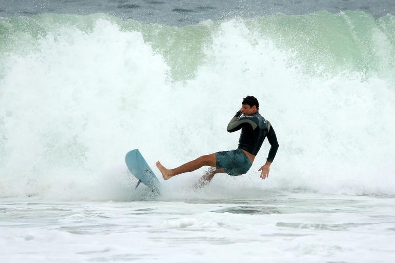 Cauã Reymond surfando no Rio de Janeiro