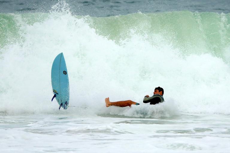 Cauã Reymond surfando no Rio de Janeiro