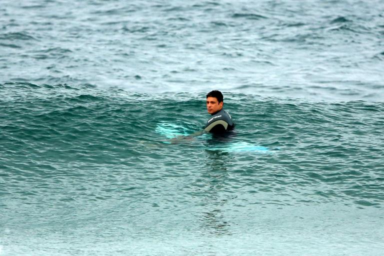 Cauã Reymond surfando no Rio de Janeiro