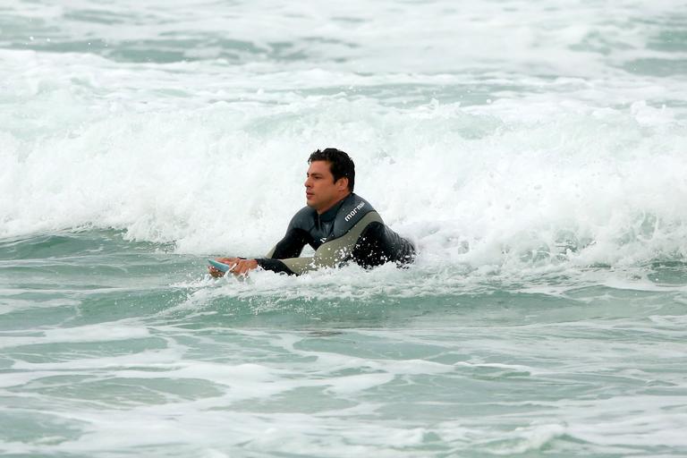 Cauã Reymond surfando no Rio de Janeiro