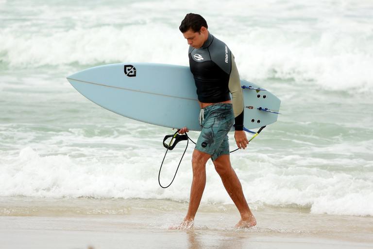 Cauã Reymond surfando no Rio de Janeiro