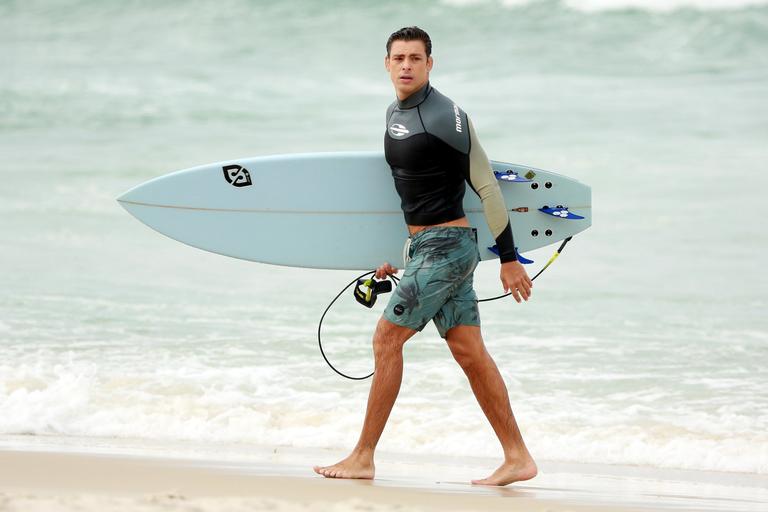 Cauã Reymond surfando no Rio de Janeiro