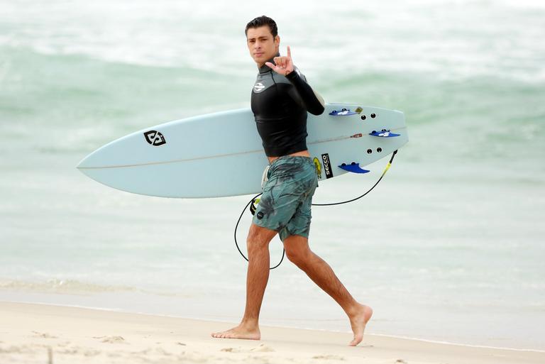 Cauã Reymond surfando no Rio de Janeiro