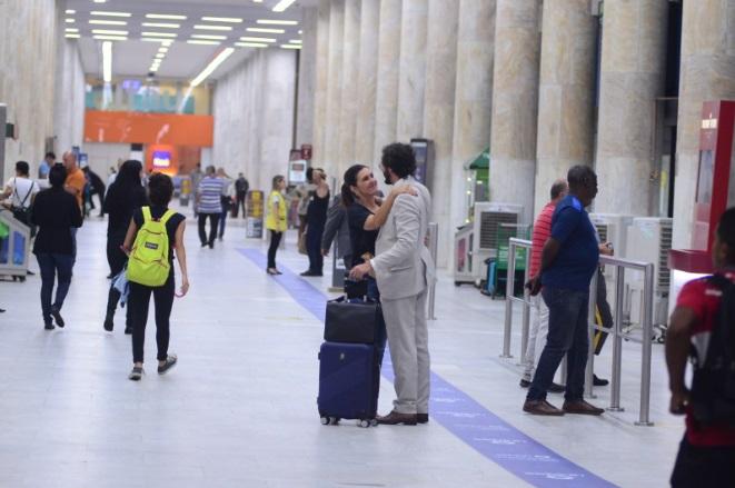 Fátima Bernardes busca Túlio Gadelha no aeroporto do Rio de Janeiro