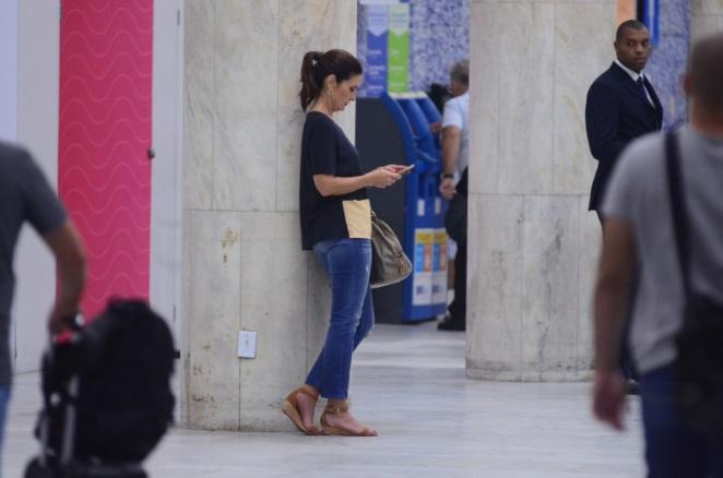 Fátima Bernardes busca Túlio Gadelha no aeroporto do Rio de Janeiro