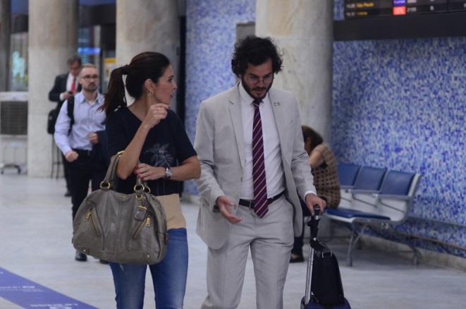 Fátima Bernardes busca Túlio Gadelha no aeroporto do Rio de Janeiro