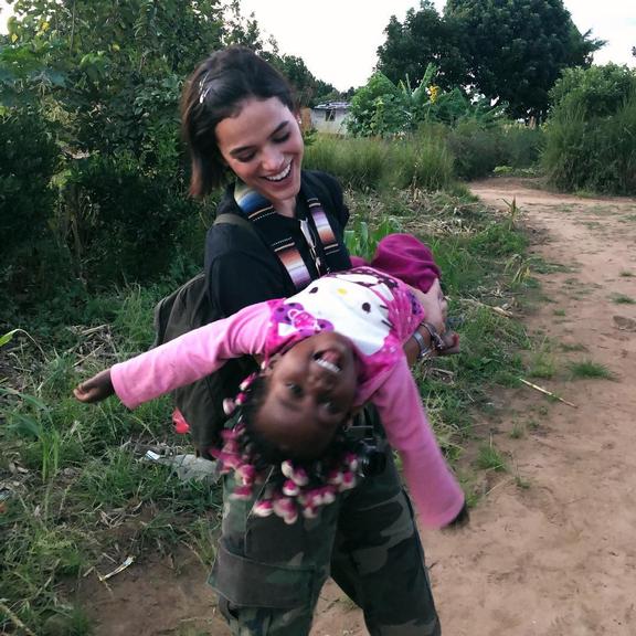 Bruna Marquezine na Angola