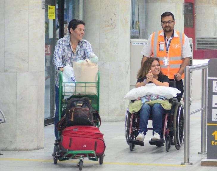 Após receber alta, Claudia Rodrigues é flagrada no aeroporto