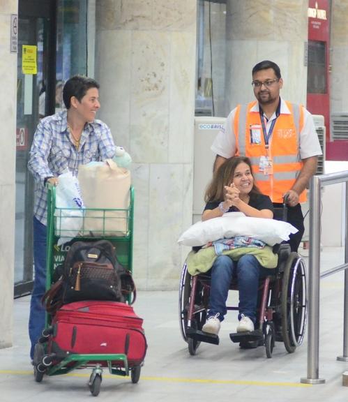 Após receber alta, Claudia Rodrigues é flagrada no aeroporto