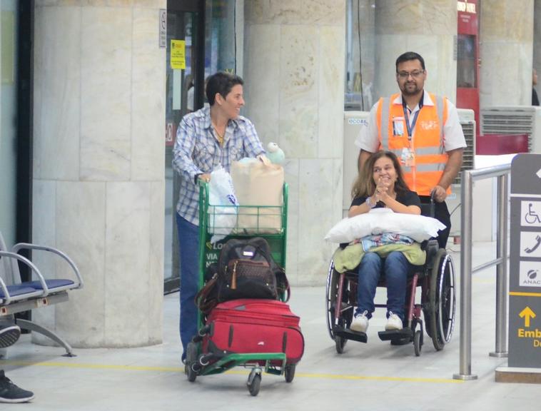 Após receber alta, Claudia Rodrigues é flagrada no aeroporto