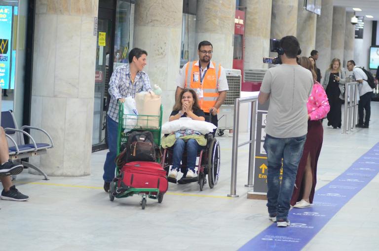 Após receber alta, Claudia Rodrigues é flagrada no aeroporto