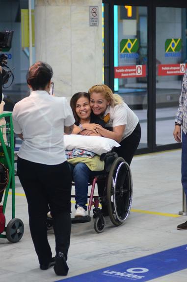 Após receber alta, Claudia Rodrigues é flagrada no aeroporto