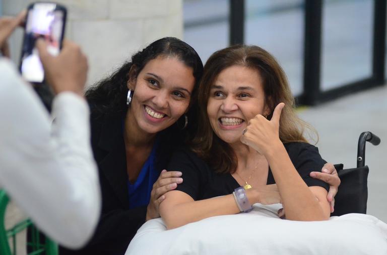 Após receber alta, Claudia Rodrigues é flagrada no aeroporto