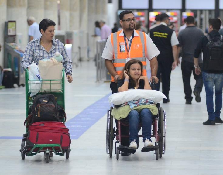 Após receber alta, Claudia Rodrigues é flagrada no aeroporto