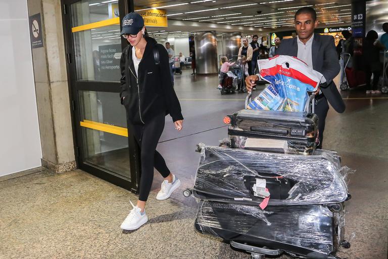 Bruna Marquezine no aeroporto de Guarulhos