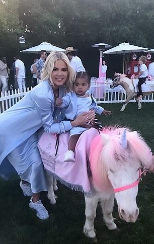 Khloé Kardashian celebra o primeiro aniversário da filha