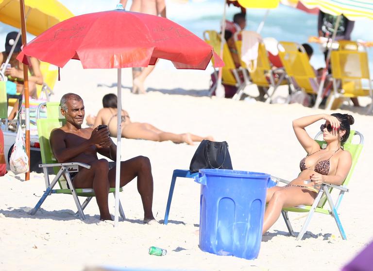 Romário curte dia de praia com morena misteriosa