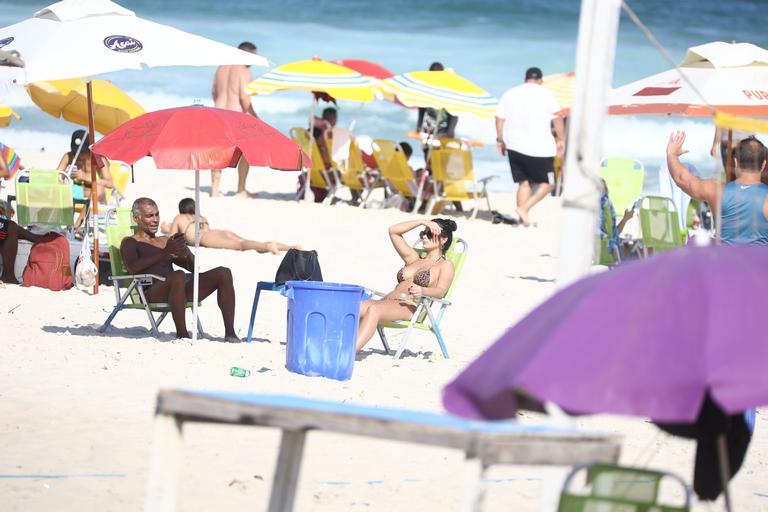 Romário curte dia de praia com morena misteriosa