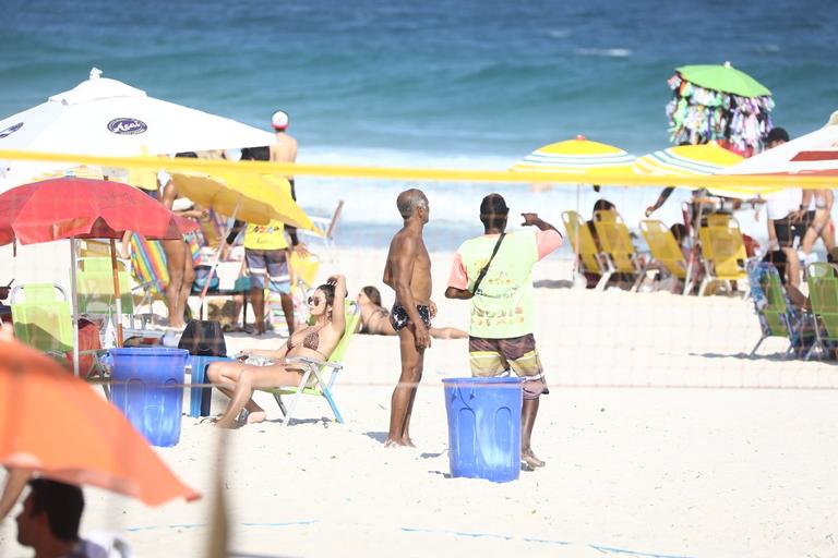 Romário curte dia de praia com morena misteriosa