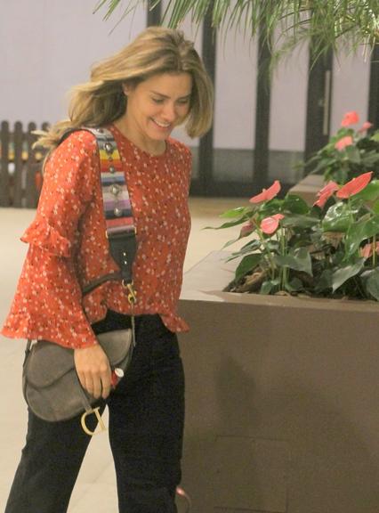 Despojada e sorridente, Carolina Dieckmann é vista fazendo compras em shopping no Rio