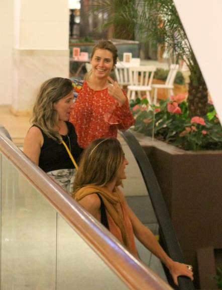 Despojada e sorridente, Carolina Dieckmann é vista fazendo compras em shopping no Rio