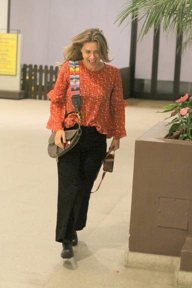 Despojada e sorridente, Carolina Dieckmann é vista fazendo compras em shopping no Rio