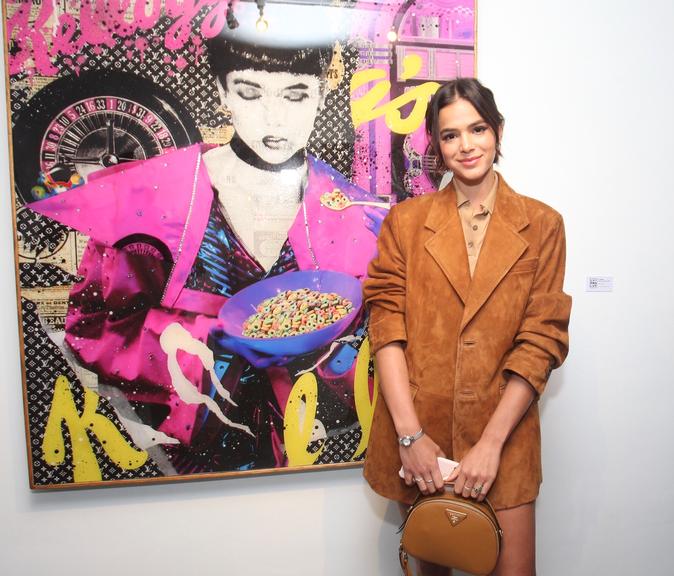 Bruna Marquezine prestigia exposição de irmão de Giovanna Ewbank