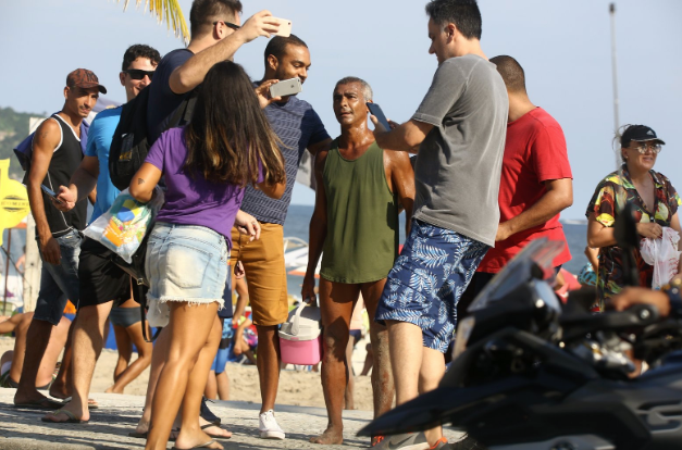 Romário curte praia com namorada