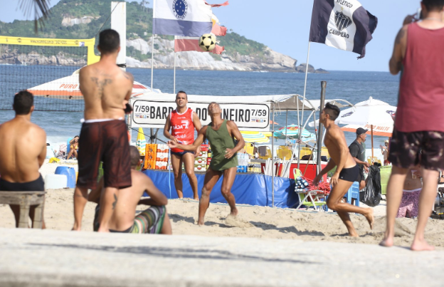 Romário curte praia com namorada