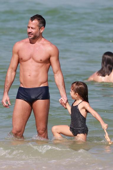 Com a família, Malvino Salvador curte praia no Rio de Janeiro e impressiona com boa forma