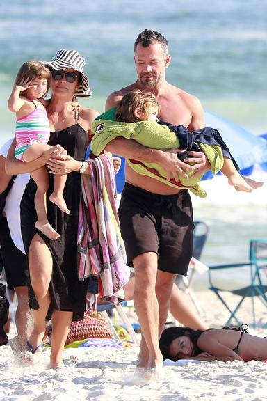 Com a família, Malvino Salvador curte praia no Rio de Janeiro e impressiona com boa forma