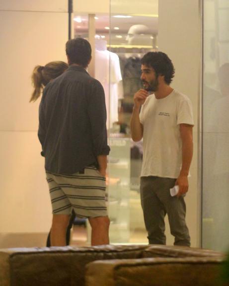 Caio Blat é flagrado no shopping