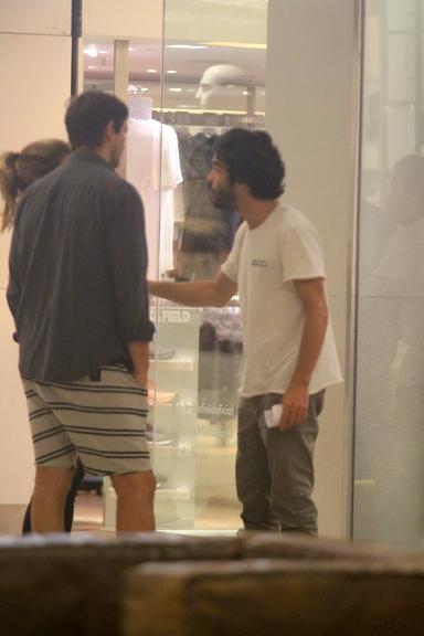 Caio Blat é flagrado no shopping