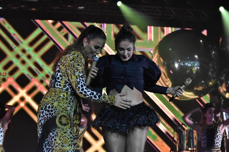 Com a barriga de fora, Claudia Leitte participa de show de Ivete Sangalo e emociona público