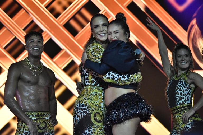 Com a barriga de fora, Claudia Leitte participa de show de Ivete Sangalo e emociona público