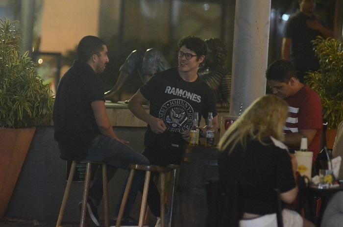 Solteiro, José Loreto curte noitada ao lado de amigos no Rio de Janeiro