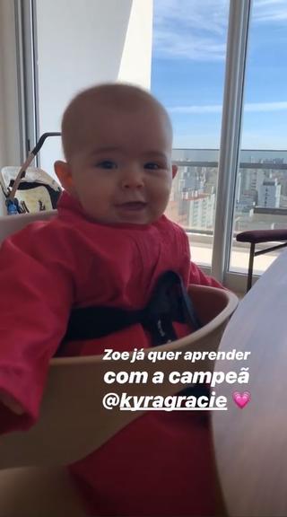 Sabrina Sato se derrete ao mostrar Zoe usando kimono rosa