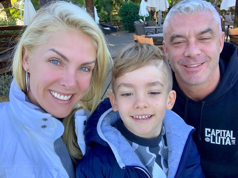 Ana Hickmann curte final de semana com a família no campo