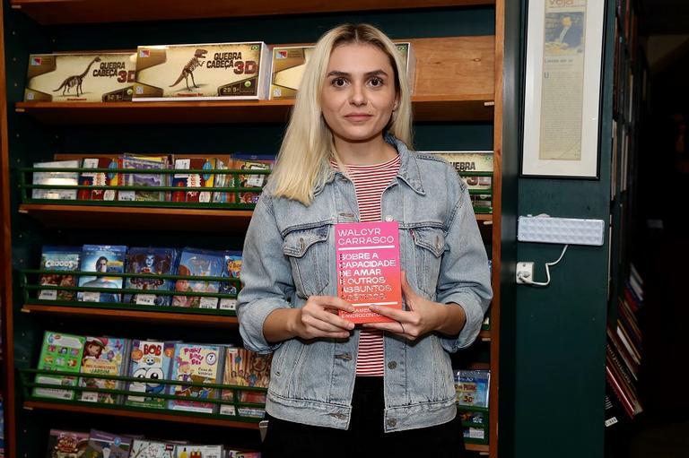 Monica Iozzi na noite de autógrafos do novo livro de Walcyr Carrasco