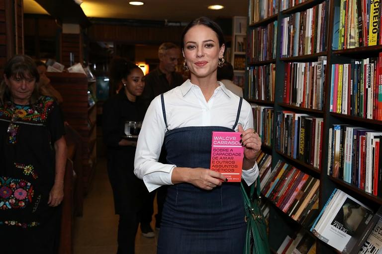 Paolla Oliveira na noite de autógrafos do novo livro de Walcyr Carrasco