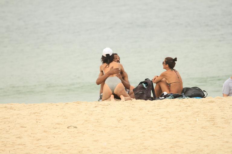 Claudia Ohana é flagrada com Rocco Pitanga na praia