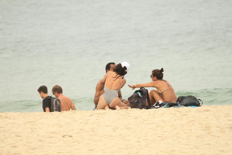 Claudia Ohana é flagrada com Rocco Pitanga na praia