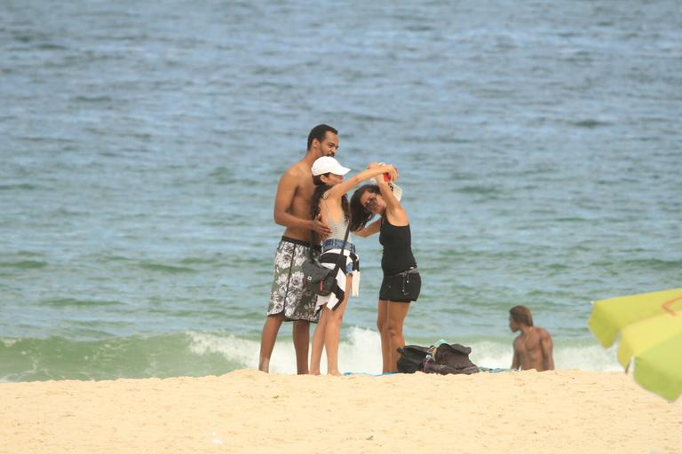 Claudia Ohana é flagrada com Rocco Pitanga na praia